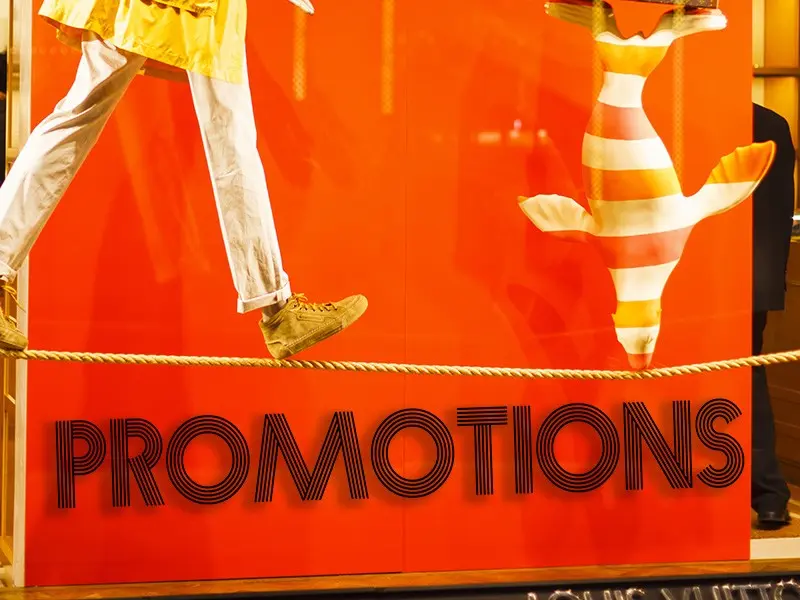 Sticker mural Promoções Promotions Traits Elégants résultat en situation gros plan Sticker Promotions Traits Elégants