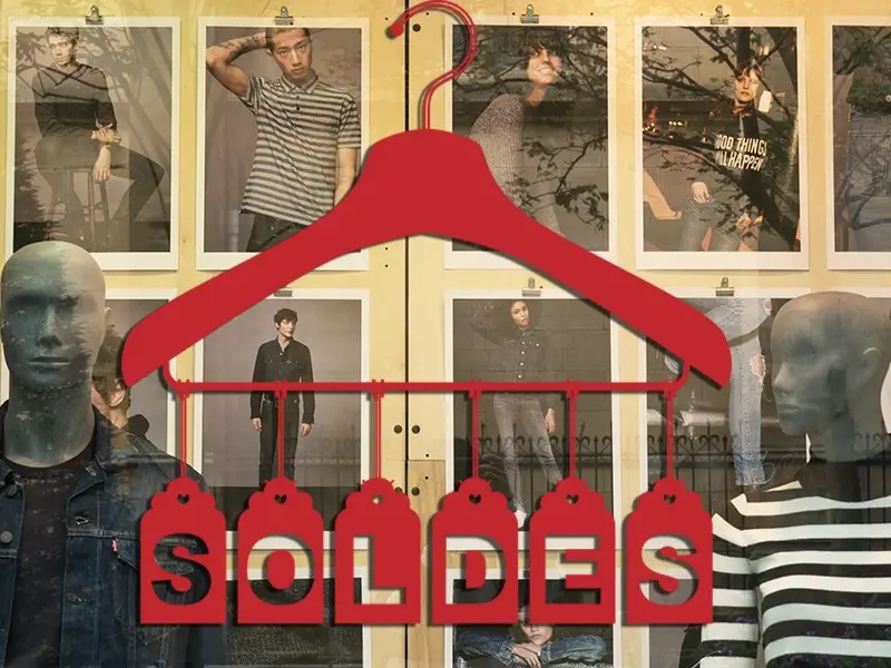 Sticker mural Saldos Soldes Cintre résultat en situation gros plan Sticker Soldes Cintre