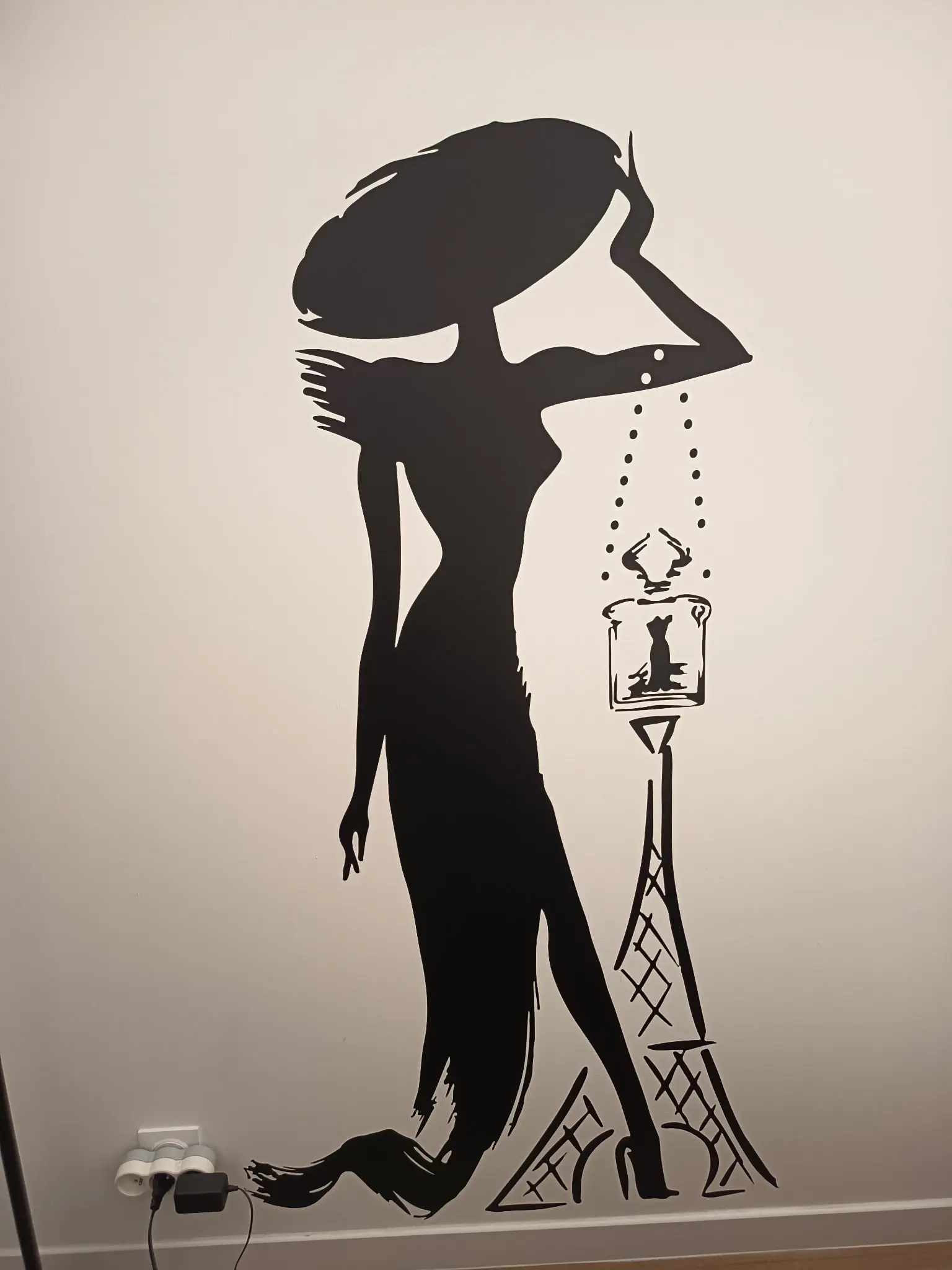 Sticker mural La Petite Robe Noire Guerlain 4