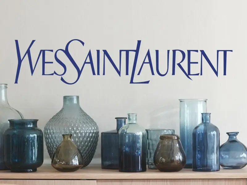 Sticker mural Autres Textes Yves Saint Laurent 2 résultat en situation gros plan Sticker Yves Saint Laurent 2