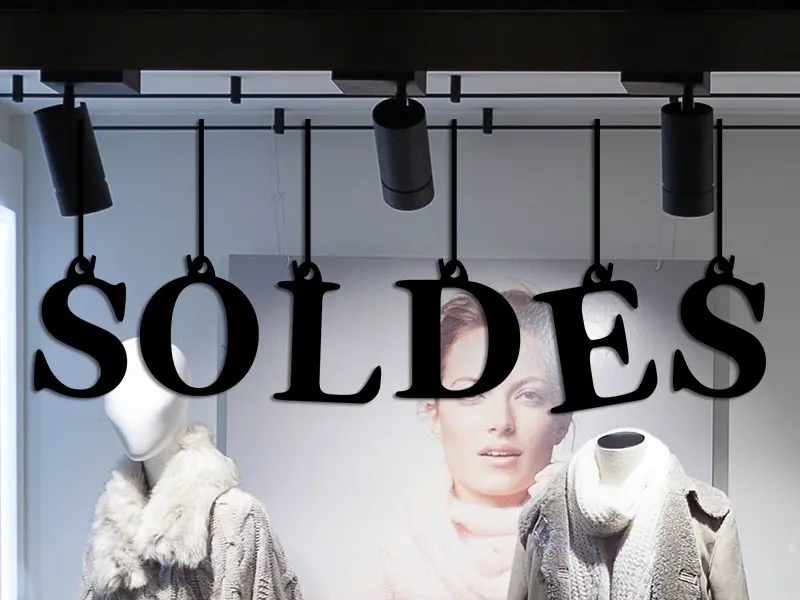 Sticker mural Soldes Soldes Lettres suspendues 2 résultat en situation Sticker Soldes Lettres suspendues 2