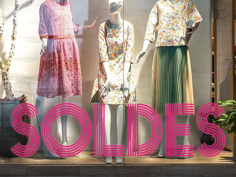 Sticker mural Soldes Soldes Traits Elégants résultat en situation gros plan Sticker Soldes Traits Elégants