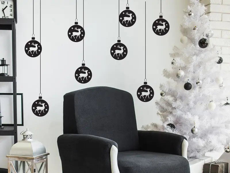 Sticker mural Noël Pack 8 Boules Rennes de Noël résultat en situation gros plan Sticker Pack 8 Boules Rennes de Noël