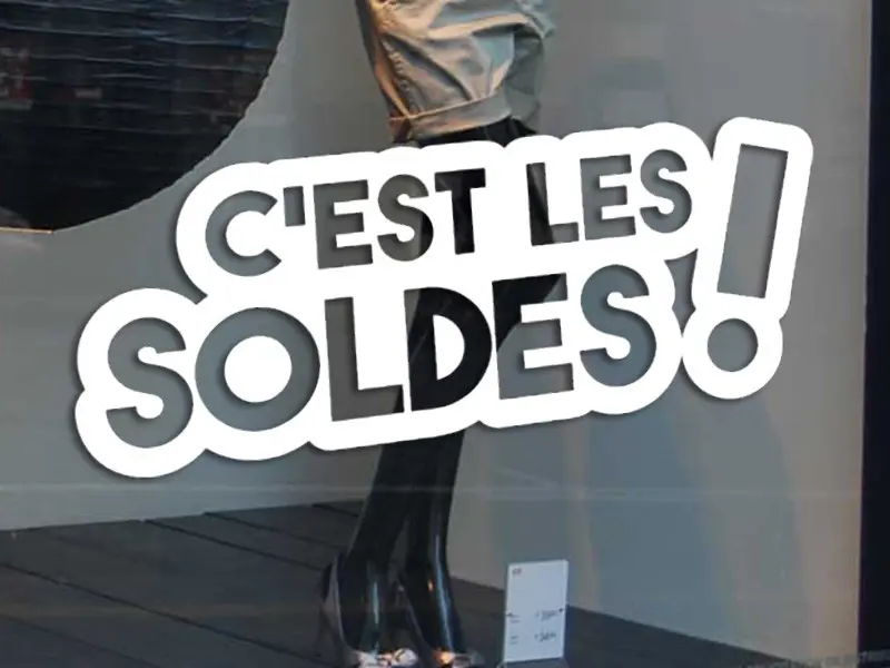 Sticker mural Saldos C'est les Soldes résultat en situation gros plan Sticker C'est les Soldes