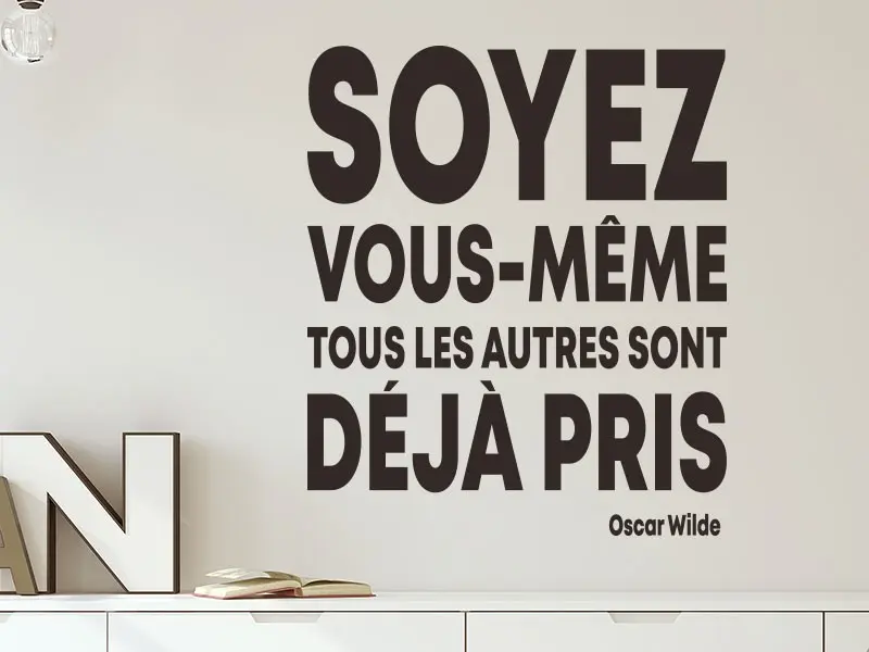 Sticker mural Citations d'Auteur Citation Soyez vous même de Oscar Wilde résultat en situation gros plan Sticker Citation Soyez vous même de Oscar Wilde