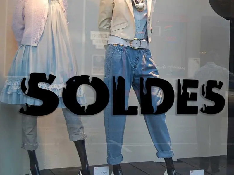 Sticker mural Saldos Soldes Peinture résultat en situation gros plan Sticker Soldes Peinture