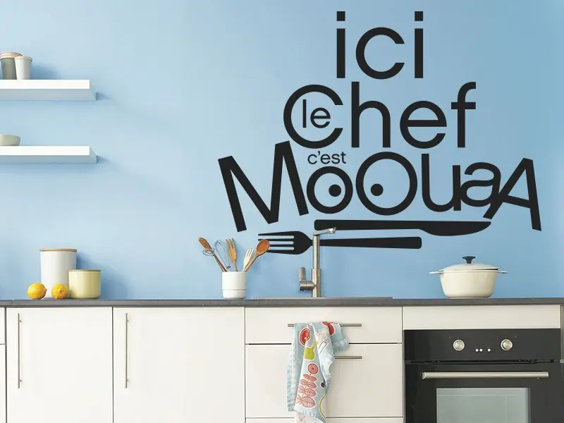 Sticker mural Textes & Recettes Le Chef c'est Mooua! résultat en situation Sticker Le Chef c'est Mooua!