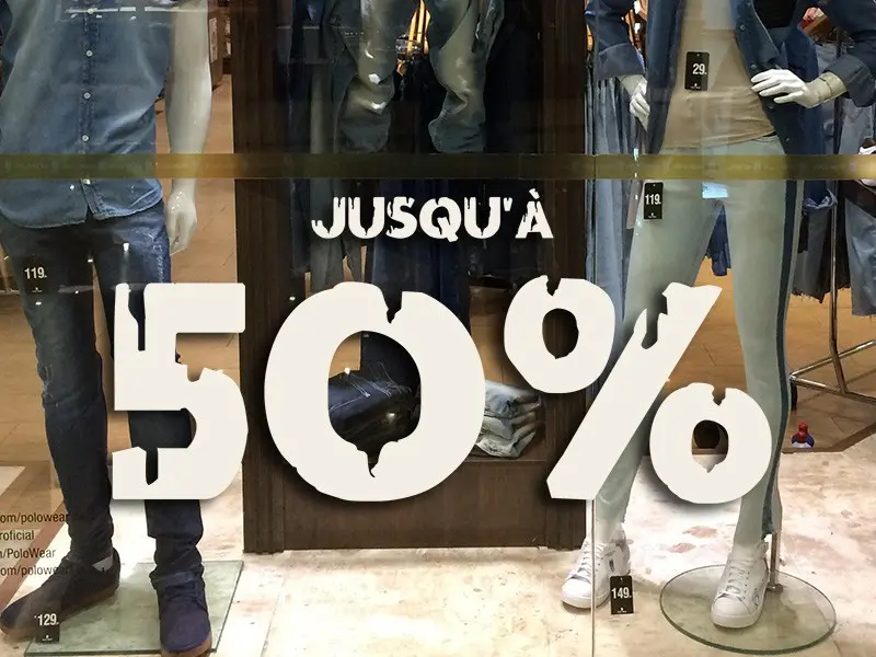 Sticker mural Saldos Jusqu'à Peinture Personnalisable résultat en situation gros plan Sticker Jusqu'à Peinture Personnalisable