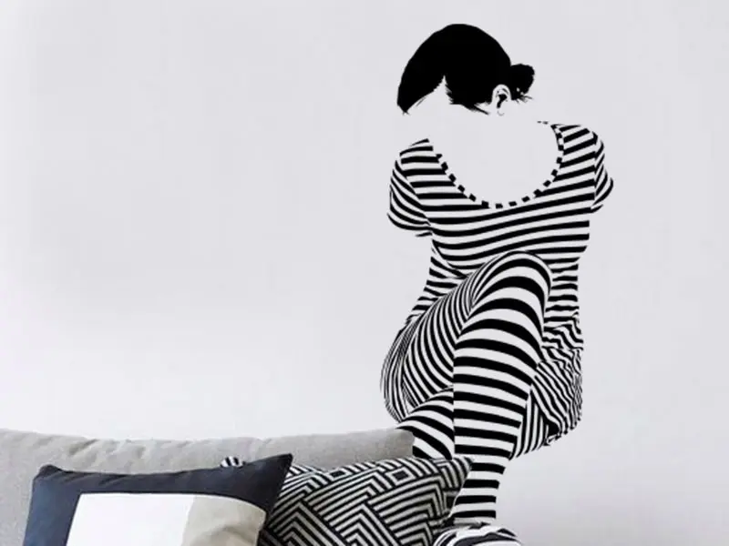 Sticker mural Silhouettes Femme Rayures résultat en situation gros plan Sticker Femme Rayures